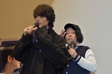 齊藤工（左）に寄り添う永野（右）。