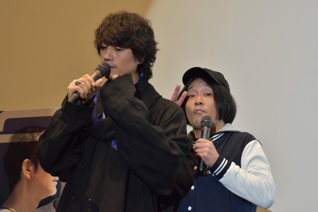 齊藤工(左)に寄り添う永野(右)。