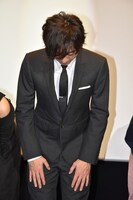 礼をする高橋一生。