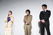 左から松坂慶子、染谷将太、阿部寛。