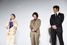 左から松坂慶子、染谷将太、阿部寛。