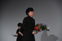 花束を抱えて現れた野田洋次郎（Vo, G, Piano / RADWIMPS）。