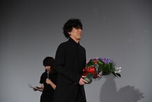 花束を抱えて現れた野田洋次郎（Vo, G, Piano / RADWIMPS）。