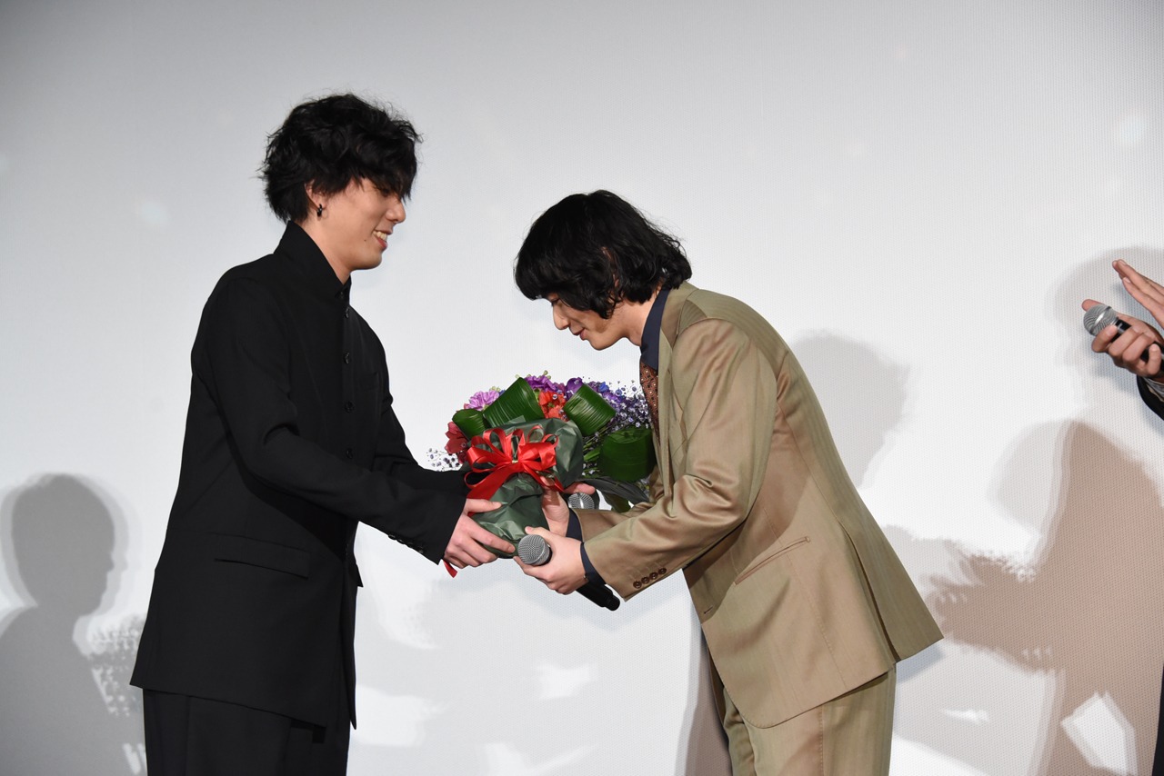 野田洋次郎から花束を受け取る染谷将太。