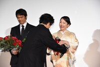 松坂慶子に花束を手渡す武田祐介（B / RADWIMPS）。