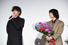 左から野田洋次郎（RADWIMPS）、染谷将太。