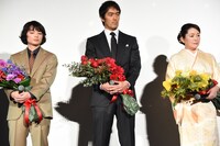 左から染谷将太、阿部寛、松坂慶子。