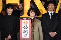 左から野田洋次郎（RADWIMPS）、染谷将太、阿部寛。