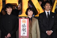 左から野田洋次郎（RADWIMPS）、染谷将太、阿部寛。