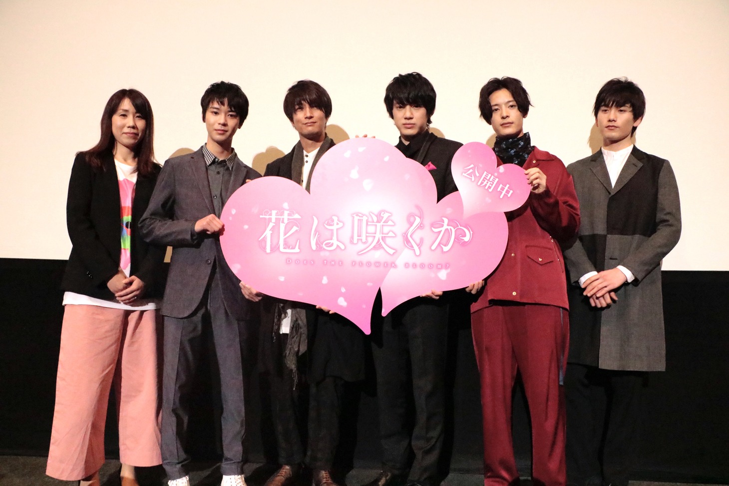「花は咲くか」初日舞台挨拶の様子。左から谷本佳織、小原唯和、天野浩成、渡邉剣、塩野瑛久、水石亜飛夢。