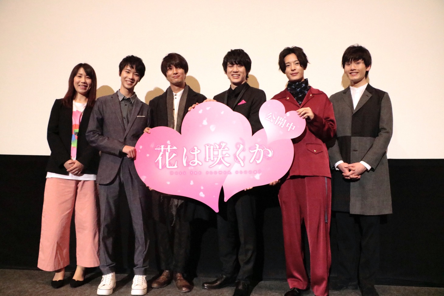 「花は咲くか」初日舞台挨拶の様子。左から谷本佳織、小原唯和、天野浩成、渡邉剣、塩野瑛久、水石亜飛夢。