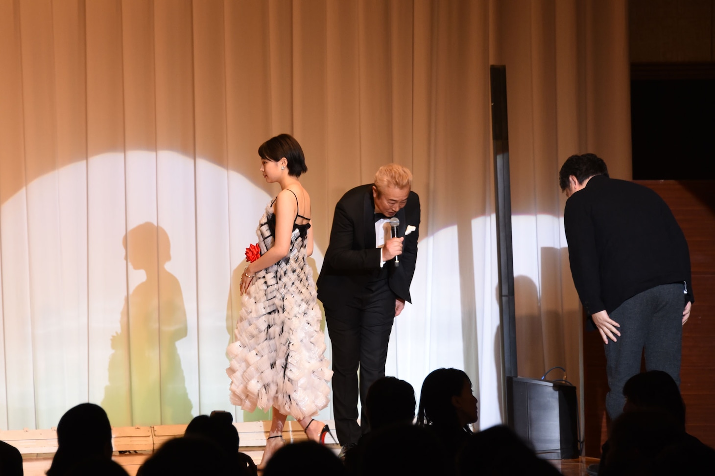 登壇する広瀬すず（左）と是枝裕和（右）。