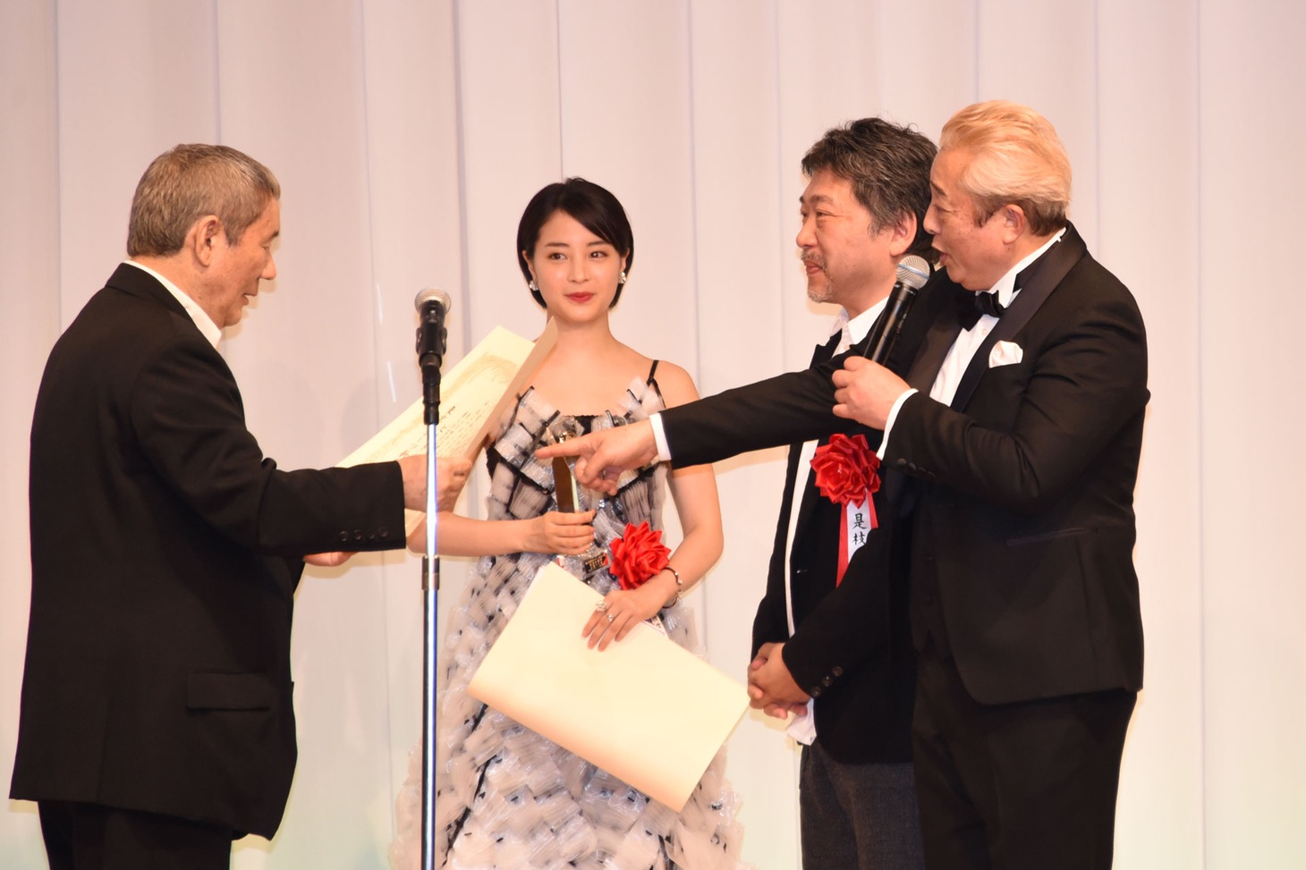 斉藤由貴が世間を騒がせた騒動に触れ、ガダルカナル・タカ（右）から叱られるビートたけし（左）。