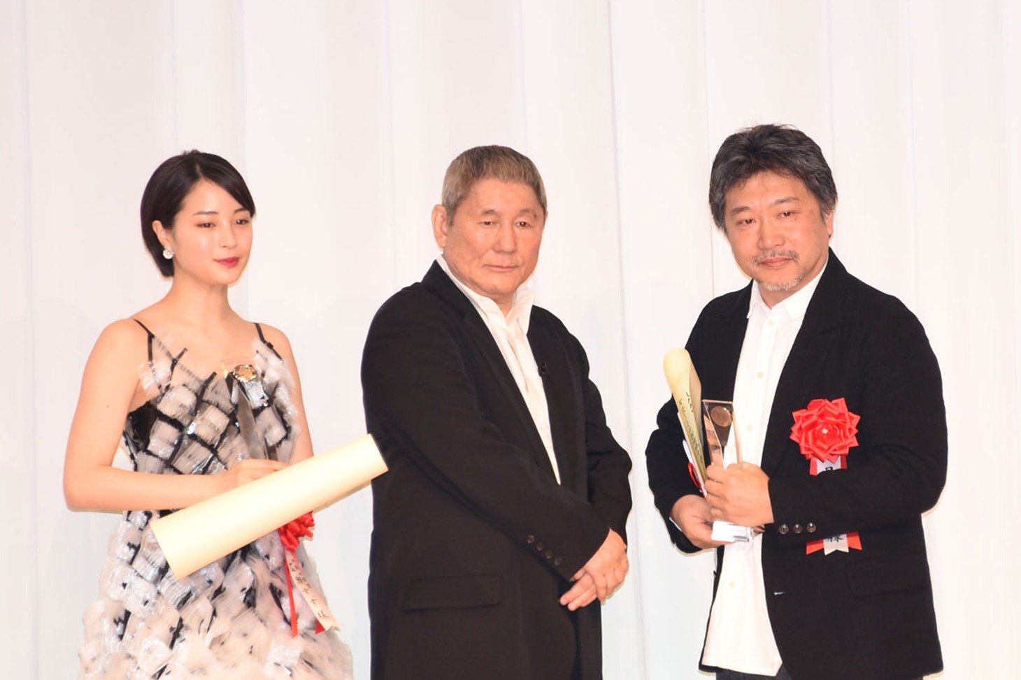 左から広瀬すず、ビートたけし、是枝裕和。
