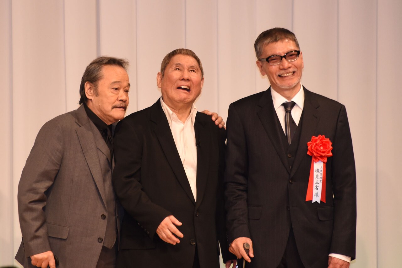 左から西田敏行、ビートたけし、塩見三省。 - たけしの東スポ映画大賞