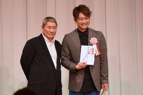 左からビートたけし、香取慎吾。