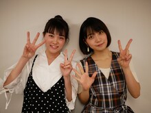 左から志田彩良、深川麻衣。