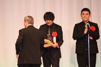 ビートたけし（手前）から表彰状を授与された大森南朋（中央）。