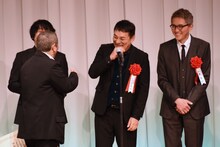 ビートたけし（手前）から「以下同文！」と雑に表彰状を読み上げられるピエール瀧（中央）。