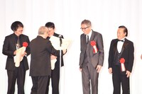 ビートたけし（手前）から「前の人と同じ！」と雑に表彰状を読み上げられる松重豊（中央右）。