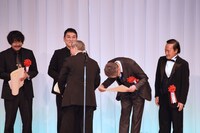 ビートたけし（手前）から表彰状を授与され、深くお辞儀する松重豊（中央右）。