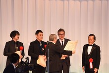 1人だけ仰々しく表彰状を読み上げられ、照れる金田時男（右）。