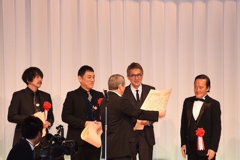 1人だけ仰々しく表彰状を読み上げられ、照れる金田時男（右）。