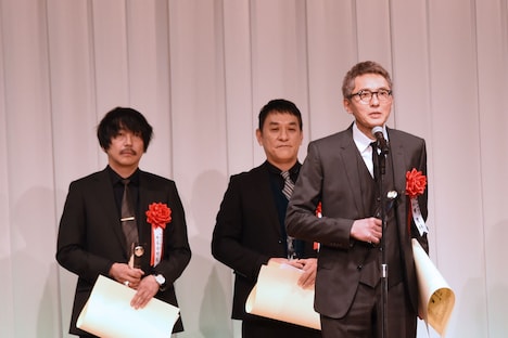 スピーチする松重豊。