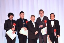 第27回東京スポーツ映画大賞の授賞式にて、左から大森南朋、ピエール瀧、ビートたけし、松重豊、金田時男。