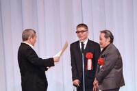 ビートたけし（左）から表彰状を授与される西田敏行（右手前）と塩見三省（右奥）。