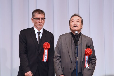 上を見上げて大杉漣にメッセージを呼びかける西田敏行。