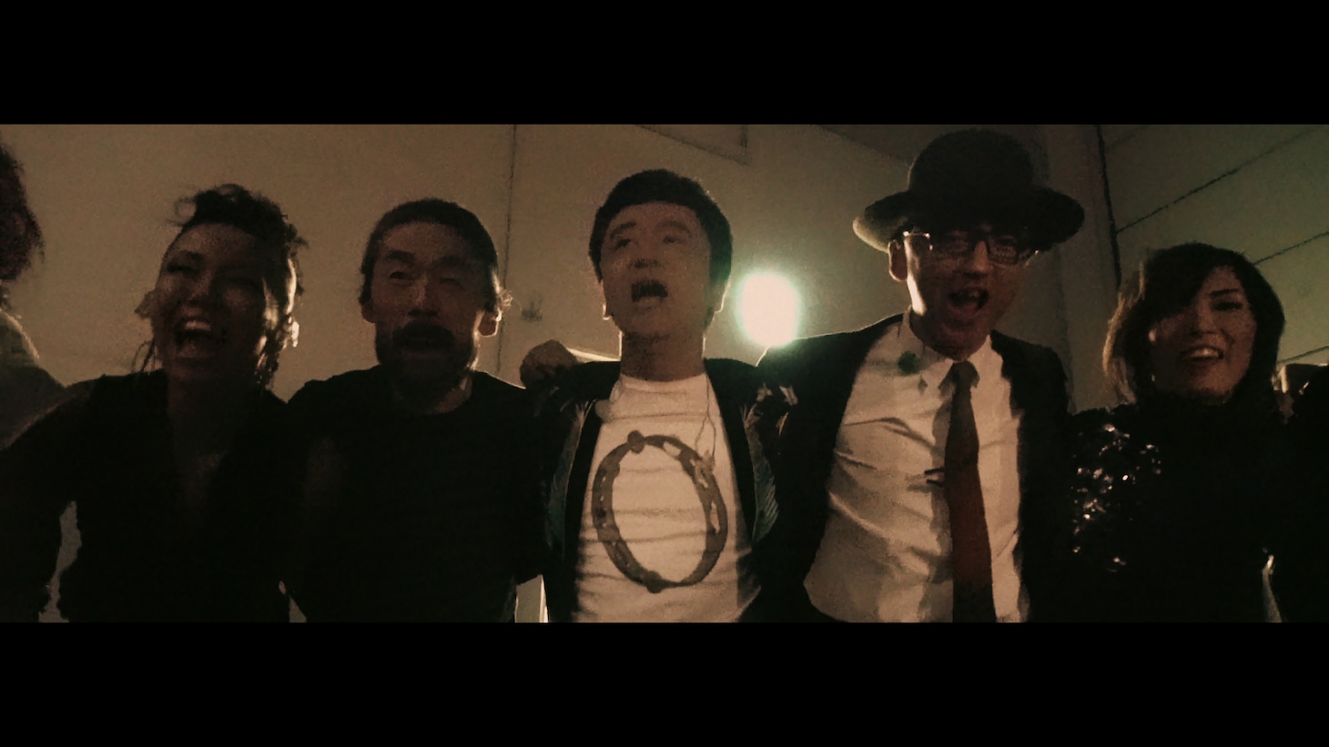 桑田佳祐 ライブ映像作品「がらくたライブ」より。