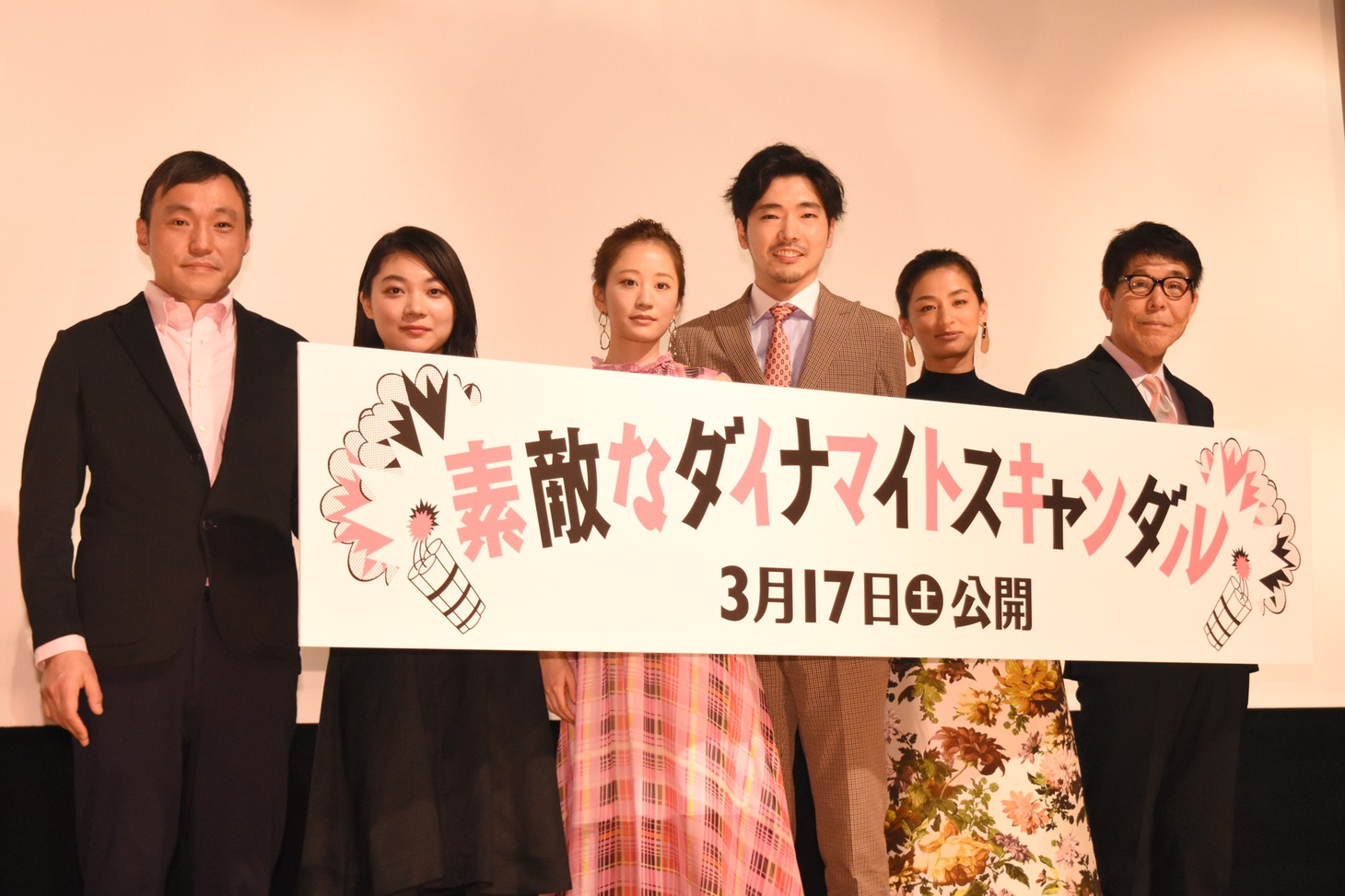 「素敵なダイナマイトスキャンダル」東京プレミア上映舞台挨拶。左から冨永昌敬、三浦透子、前田敦子、柄本佑、尾野真千子、末井昭。
