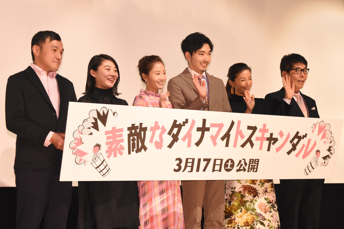 「素敵なダイナマイトスキャンダル」東京プレミア上映舞台挨拶。左から冨永昌敬、三浦透子、前田敦子、柄本佑、尾野真千子、末井昭。