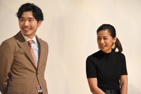 左から柄本佑、尾野真千子。