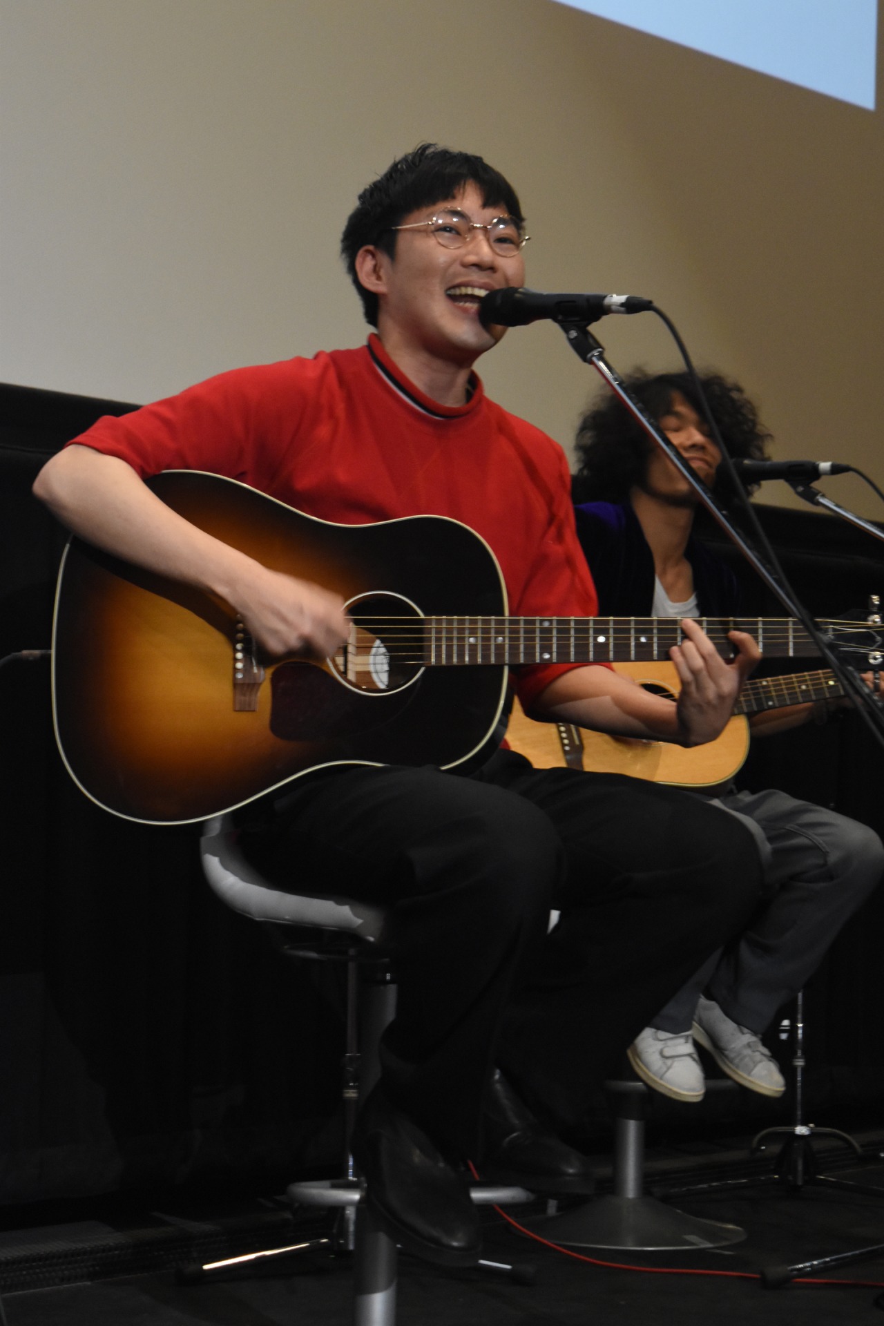 「レオン」公開記念ライブ付き舞台挨拶の様子。