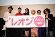 「レオン」公開記念ライブ付き舞台挨拶の様子。知英(左から3番目)とAwesome City Club。
