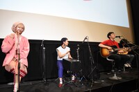 「レオン」公開記念ライブ付き舞台挨拶の様子。