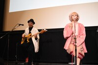 「レオン」公開記念ライブ付き舞台挨拶の様子。