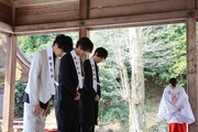 日吉大社での大ヒット祈願の様子。左から桐山漣、福士蒼汰、古川雄輝。