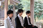 日吉大社での大ヒット祈願の様子。左から桐山漣、福士蒼汰、古川雄輝。
