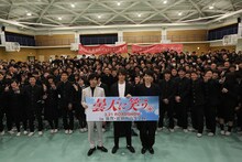 延暦寺学園比叡山高等学校を訪問したキャストたち。前列左から桐山漣、福士蒼汰、古川雄輝。