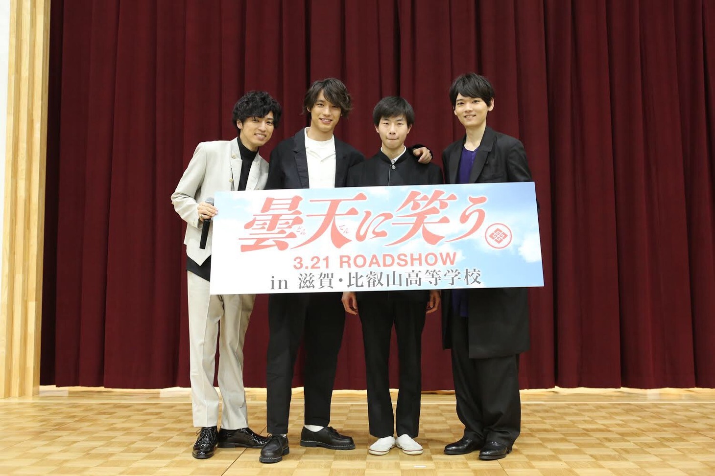 じゃんけん大会の勝者（中央右）と記念撮影するキャストたち。
