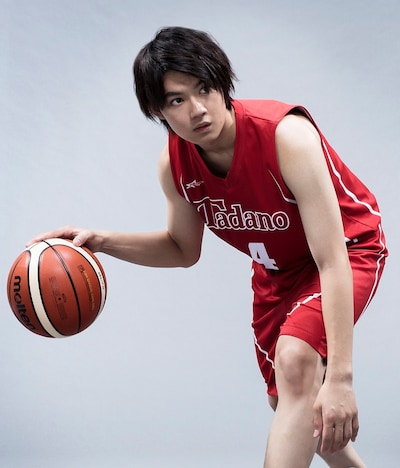 矢島俊介役の佐野勇斗。