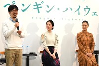 緊張している石田祐康（左）を心配そうに見守る北香那（中央）、蒼井優（右）。