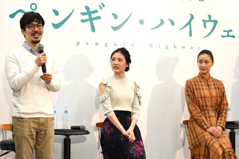 緊張している石田祐康(左)を心配そうに見守る北香那(中央)、蒼井優(右)。