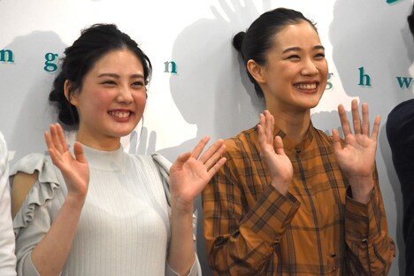 左から北香那、蒼井優。