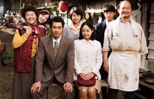 「焼肉ドラゴン」キャスト。左からイ・ジョンウン、桜庭ななみ、大泉洋、真木よう子、井上真央、大江晋平、キム・サンホ。