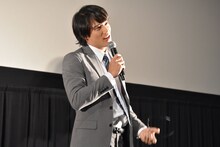 メガネを外した小澤雄太。