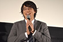 ウルトラゼロアイNEOを持っている観客を見つけて安堵する小澤雄太。